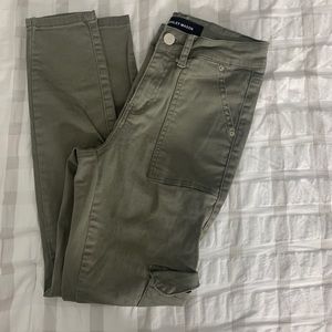 Skinny high-rise cargo pants!